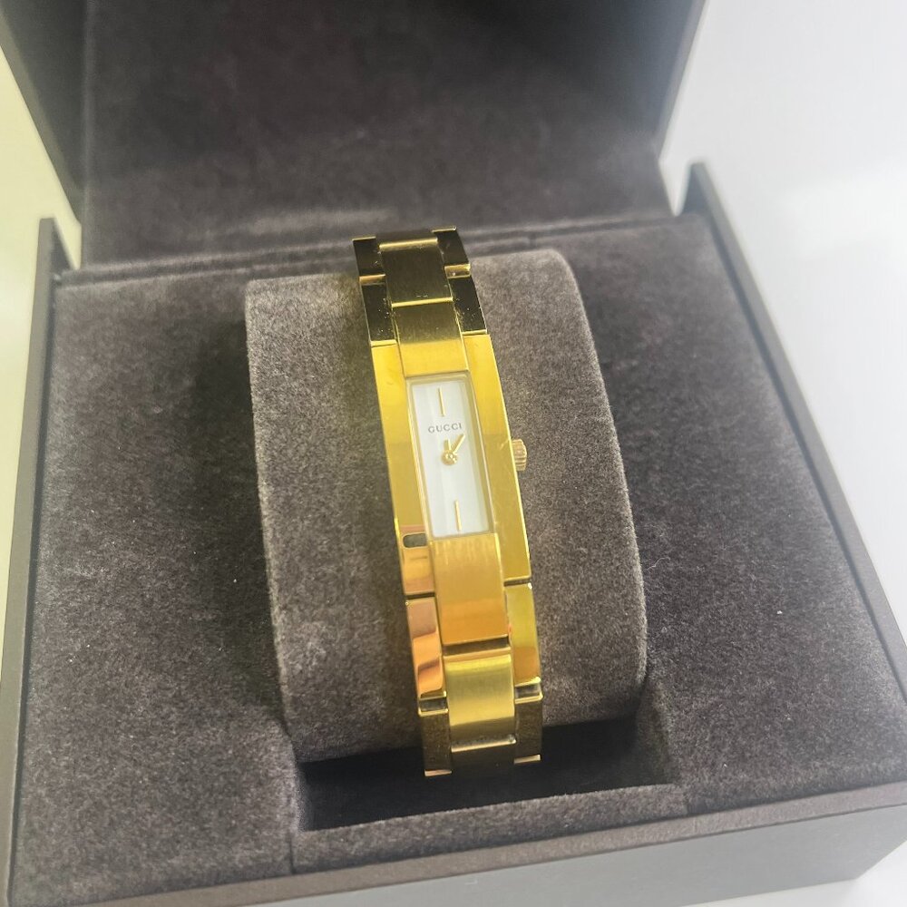 Gucci 4600L Series White Dial Stainless Steel Gold Tone Rectangle Women's Watch